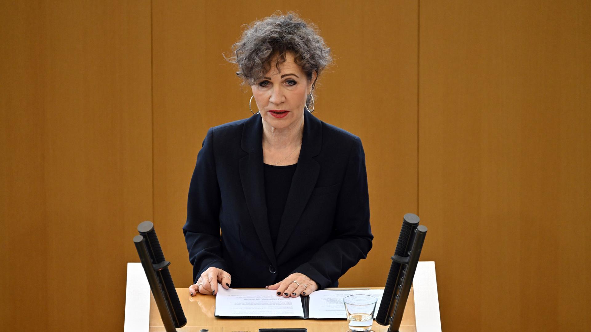 Thüringen: Birgit Pommer, Landtagspräsidentin, spricht während einer Gedenkstunde im Thüringer Landtag. Thüringen: Birgit Pommer, Landtagspräsidentin, spricht während einer Gedenkstunde im Thüringer Landtag.