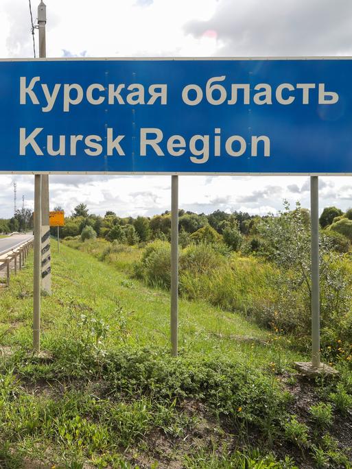 Auf einem Straßenschild steht Region Kursk im lateinischen und kyrilischen Alphabet (08.08.2024). 