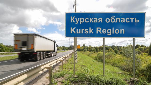 Auf einem Straßenschild steht Region Kursk im lateinischen und kyrilischen Alphabet (08.08.2024). 