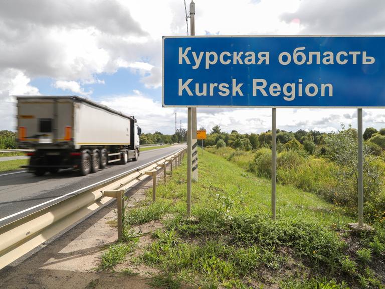 Auf einem Straßenschild steht Region Kursk im lateinischen und kyrilischen Alphabet (08.08.2024). 