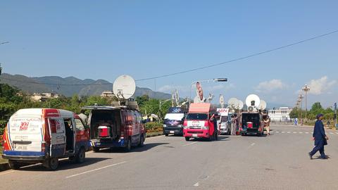 Islamabad: Übertragungswagen von Medienvertretern stehen im Vorfeld der möglichen Verhandlungen zwischen dem Iran und den Vereinigten Staatenvor dem Präsidentenpalast.