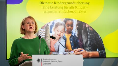 Berlin: Lisa Paus (Bündnis90/Die Grünen), Bundesministerin für Familie, Senioren, Frauen und Jugend, spricht bei einem Pressestatement zur Kindergrundsicherung.