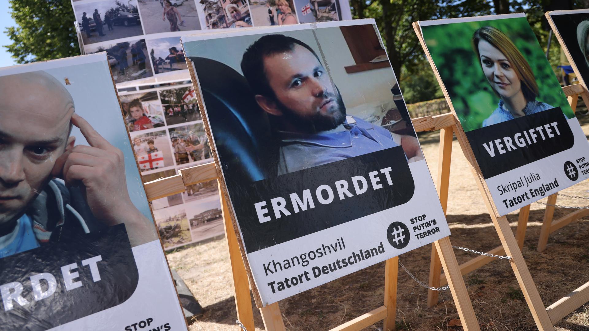 Poster zeigen das Porträt von Selimchan Changoschwili und weiteren Opfern russischer Repression im Ausland. Poster zeigen das Porträt von Selimchan Changoschwili und weiteren Opfern russischer Repression im Ausland.