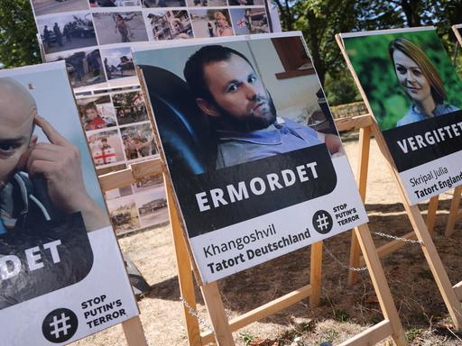 Poster zeigen das Porträt von Selimchan Changoschwili und weiteren Opfern russischer Repression im Ausland.