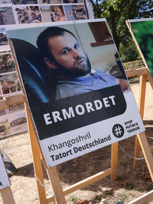 Poster zeigen das Porträt von Selimchan Changoschwili und weiteren Opfern russischer Repression im Ausland.