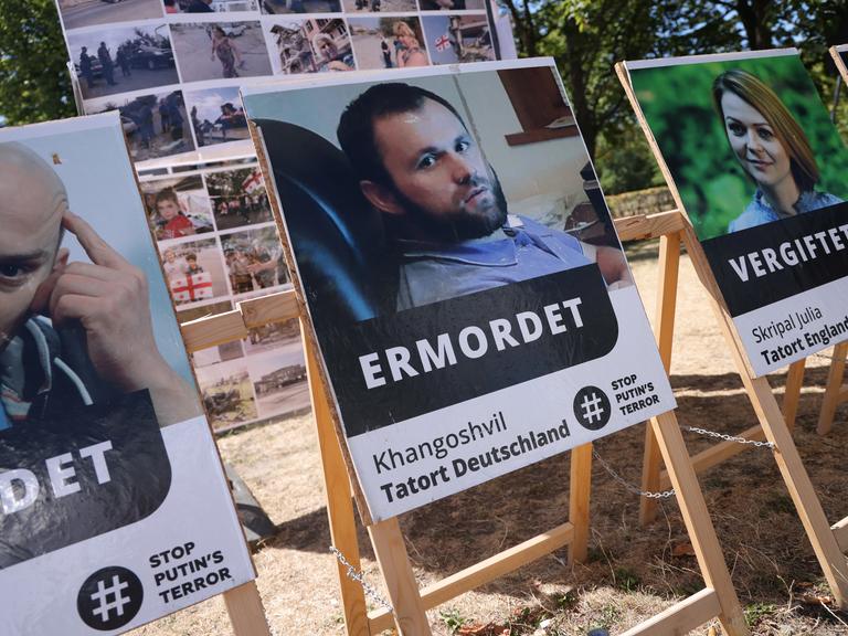 Poster zeigen das Porträt von Selimchan Changoschwili und weiteren Opfern russischer Repression im Ausland.