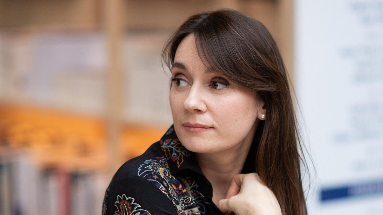 Xenia Fedorova schaut zur rechten Seite.