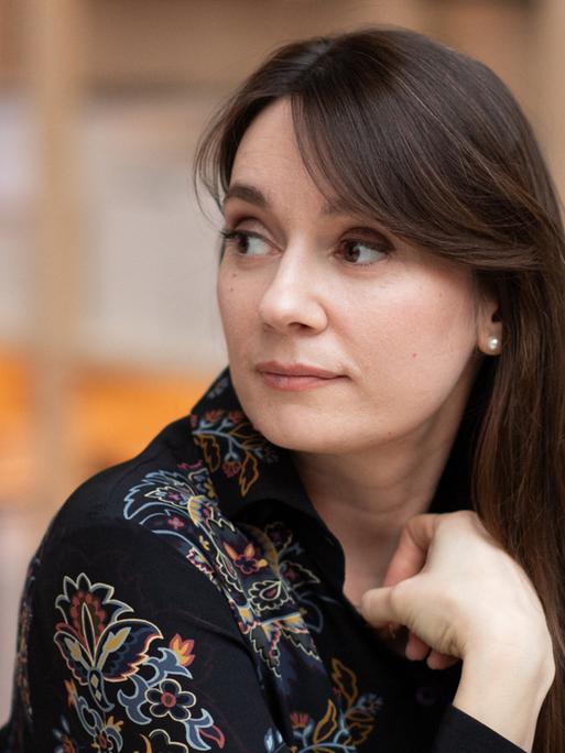 Xenia Fedorova schaut zur rechten Seite.