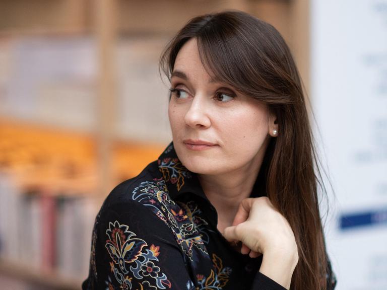 Xenia Fedorova schaut zur rechten Seite.