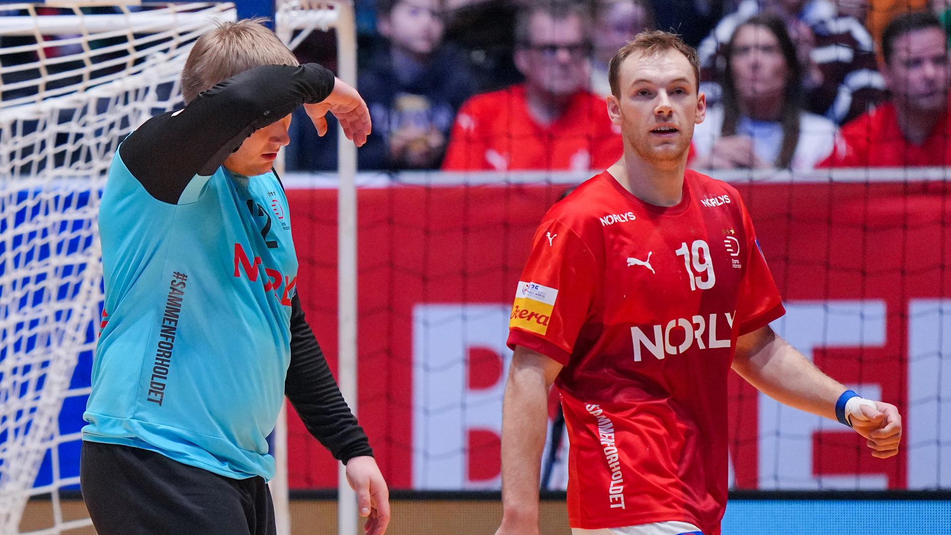 Oslo: Handball: WM, Dänemark - Brasilien, Dänemarks Torhüter Emil Nielsen (l) und Mathias Gidsel gehen beim Stand von 15:12 zur Halbzeitpause. 