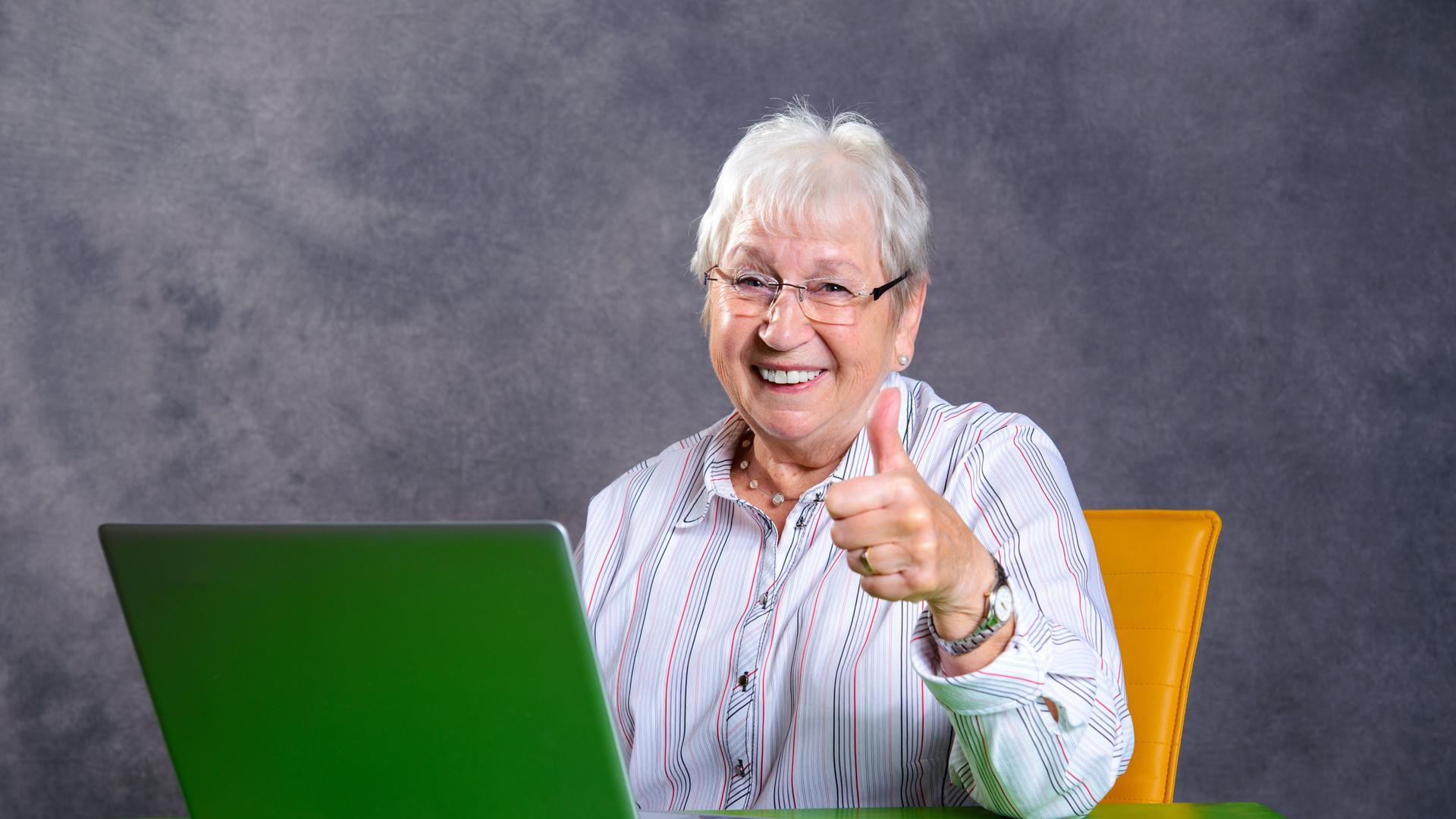 Seniorin am Laptop