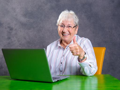 Seniorin am Laptop