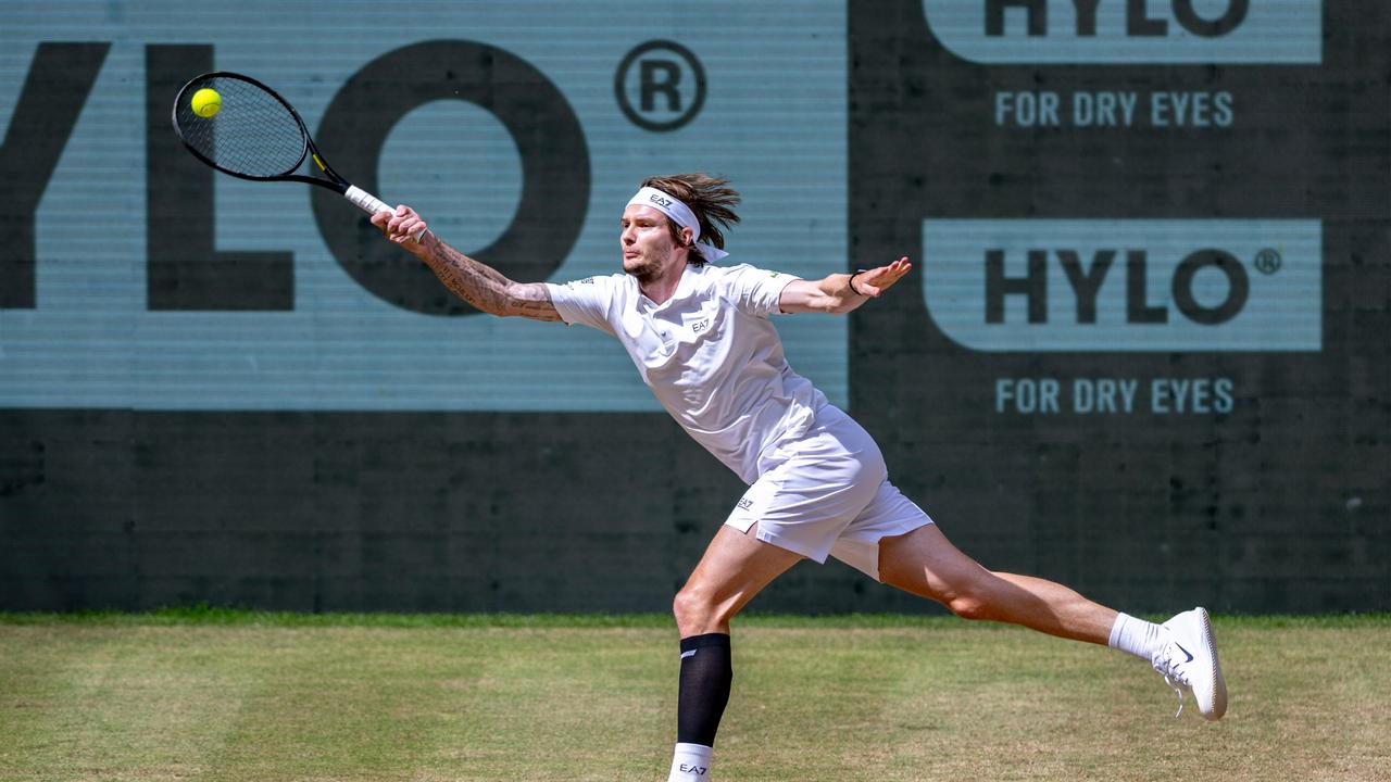 Tennisprofi Alexander Bublik aus Kasachstan in Aktion auf dem Platz.