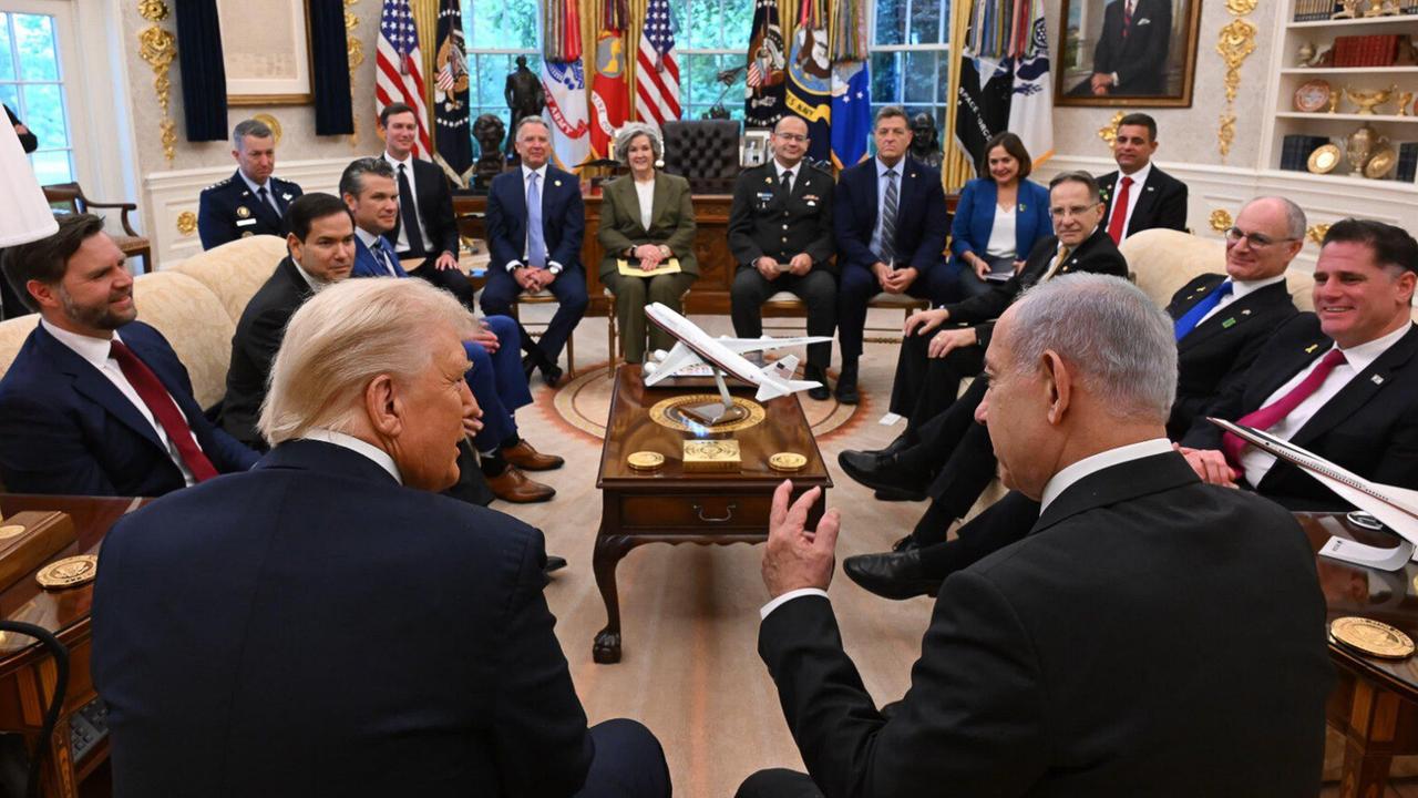 Rückenansicht von Donald Trump und Benjamin Netanjahu im Oval Office. Im Raum sitzen außerdem ranghohe Funktionäre und Mitglieder der US-Regierung, darunter JD Vance. Rückenansicht von Donald Trump und Benjamin Netanjahu im Oval Office. Im Raum sitzen außerdem ranghohe Funktionäre und Mitglieder der US-Regierung, darunter JD Vance.