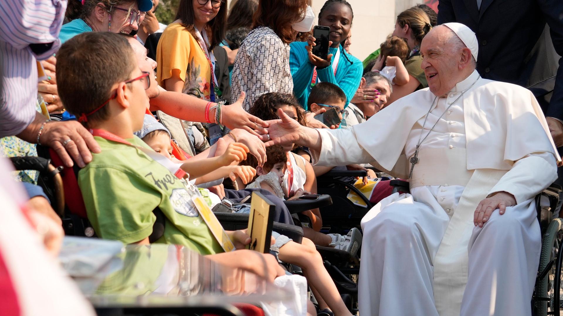 Papst Franziskus trifft sich mit jungen Menschen mit Behinderungen im katholischen Wallfahrtsort Fátima. Papst Franziskus trifft sich mit jungen Menschen mit Behinderungen im katholischen Wallfahrtsort Fátima.