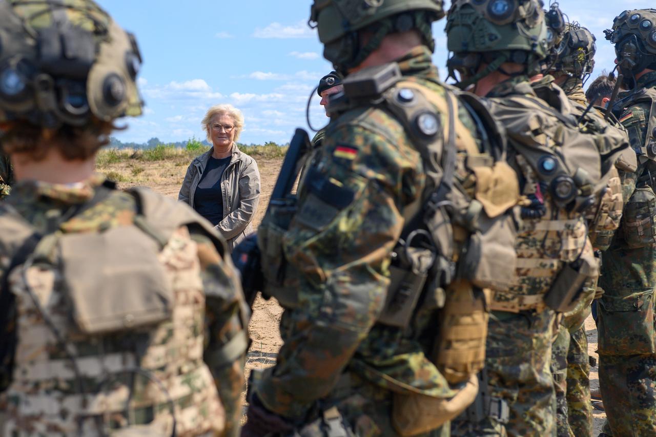 Bundesverteidigungsministerin Christine Lambrecht (SPD) nimmt auf dem Truppenübungsplatz des Gefechtsübungszentrums des Heeres an einer Nachbesprechung einer Übung Teil