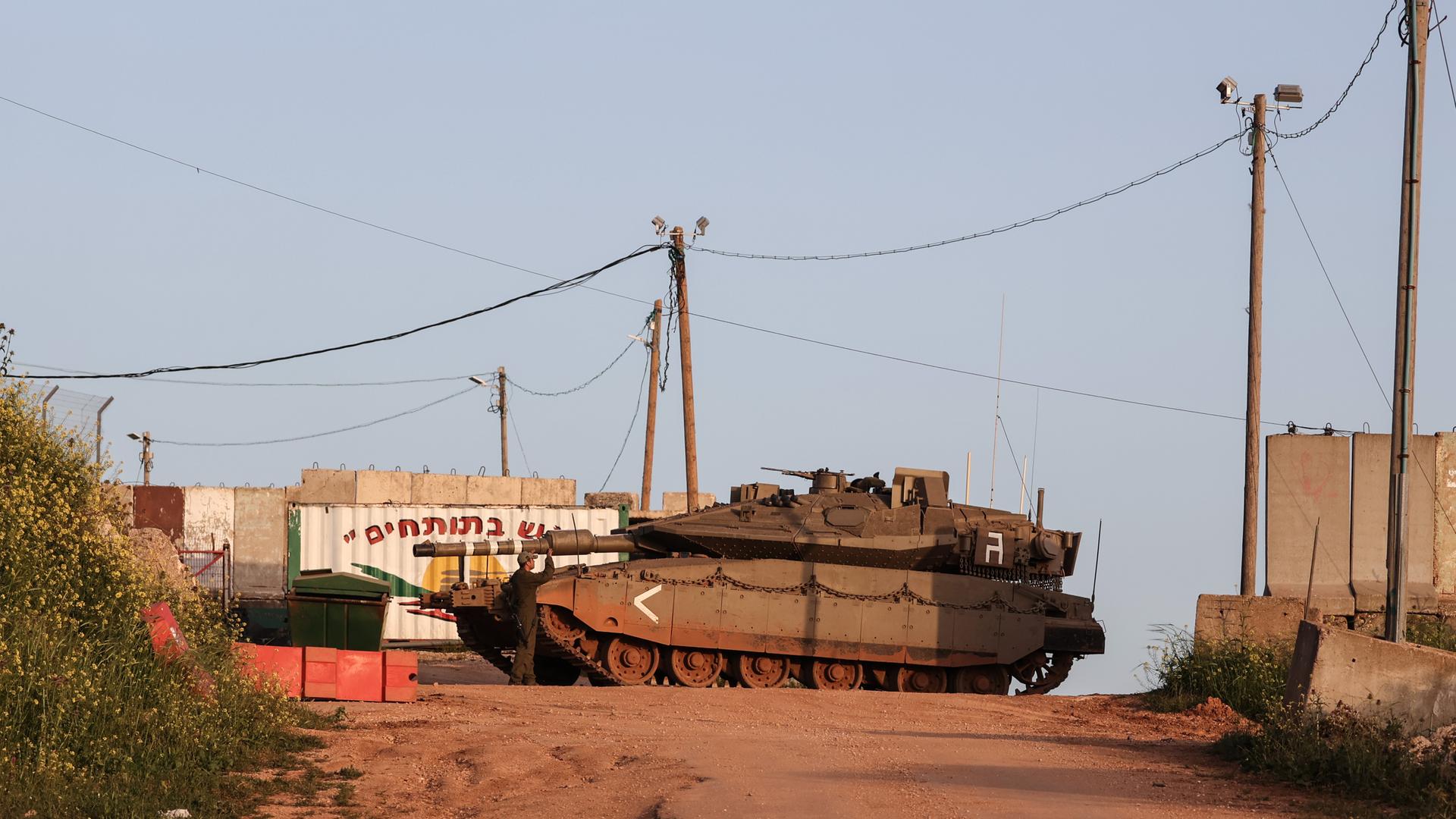 Ein israelischer Panzer an der israelisch-libanesische Grenze. Aufnahme vom 08.04.2023. Ein israelischer Panzer an der israelisch-libanesische Grenze. Aufnahme vom 08.04.2023.