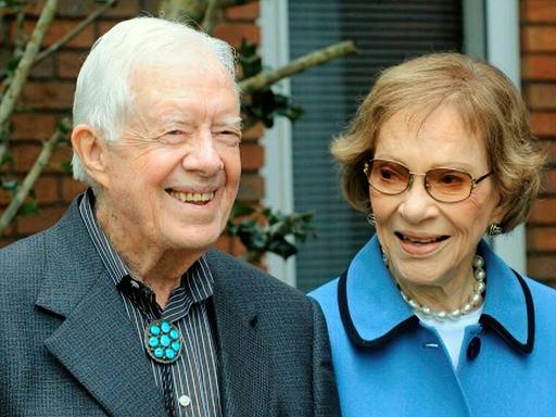 Der frühere US-Präsident Jimmy Carter und seine Frau Rosalynn stehen nebeneinander und lächeln. 