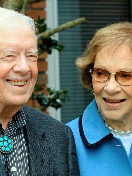 Der frühere US-Präsident Jimmy Carter und seine Frau Rosalynn stehen nebeneinander und lächeln. 