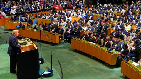 US-Präsident Trump während seiner Rede - er steht hinter einem Rednerpult vor der UNO-Vollversammlung. 