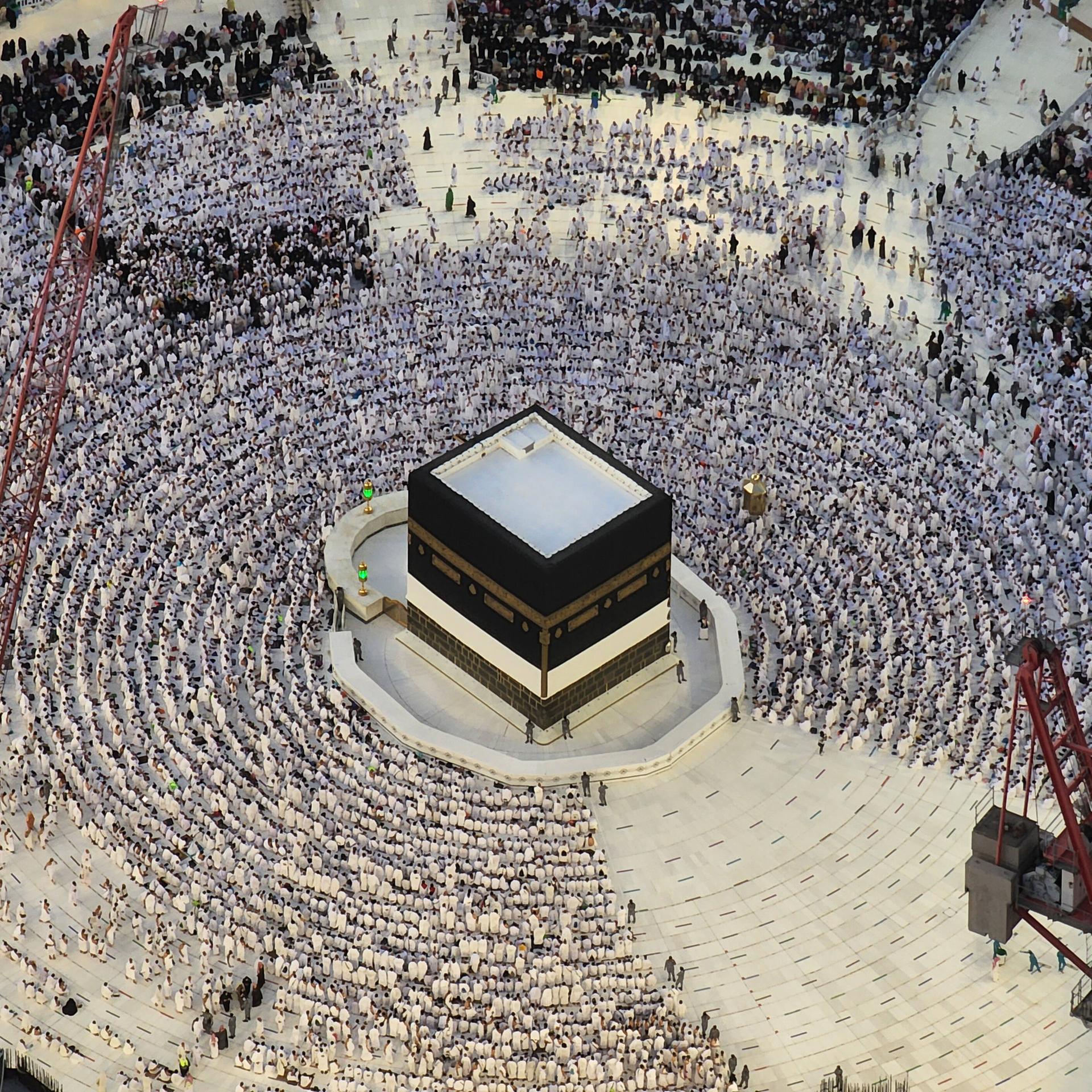 Pilger beten während der Hadsch vor der Kaaba der Großen Moschee in Mekka, Saudi-Arabien. 