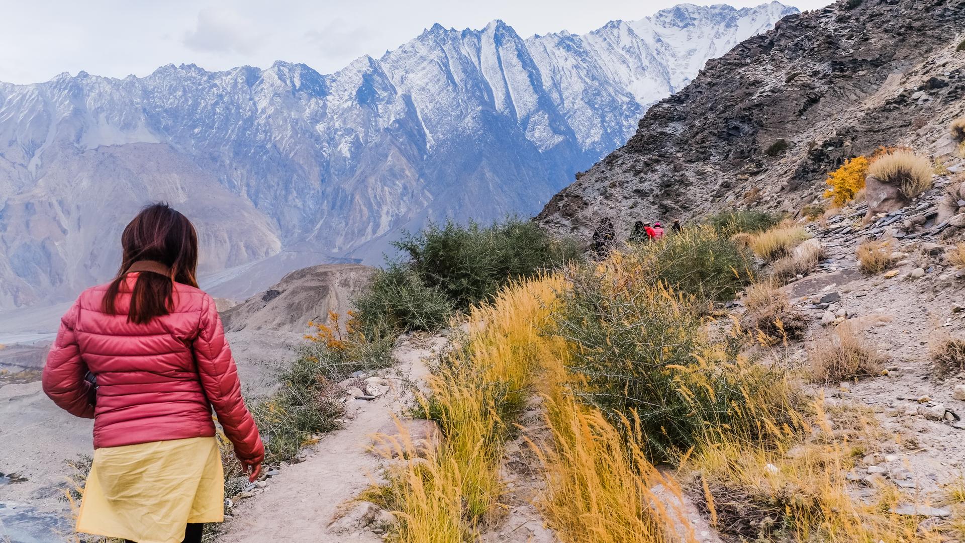 Eine Touristin wandert am Passu-Gletscher in Pakistan