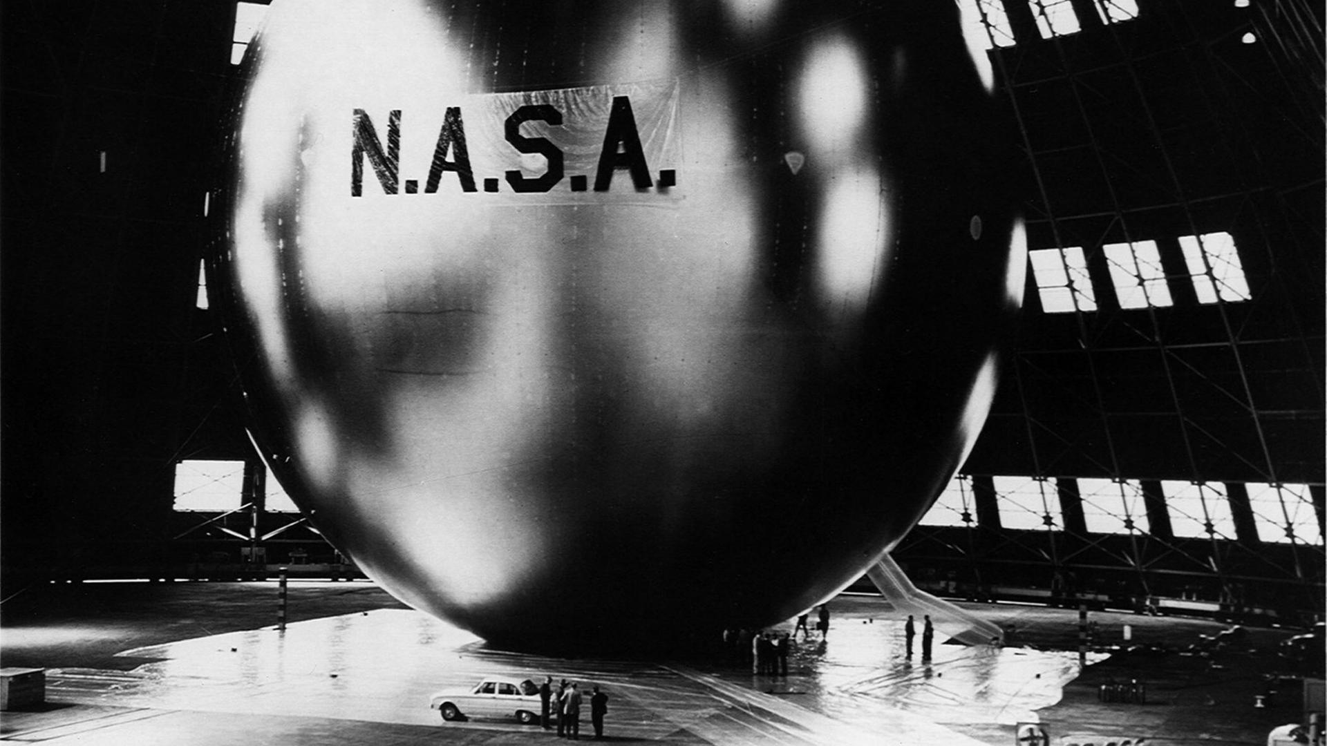Der beschichtete Ballon des Satelliten Echo 1 bei Tests in einer großen Montagehalle.