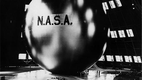 Der beschichtete Ballon des Satelliten Echo 1 bei Tests in einer großen Montagehalle.