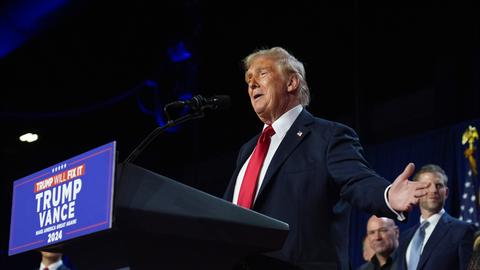 Donald Trump spricht bei einer Wahlparty im Palm Beach Convention Center am Mittwoch, 6. November 2024, in West Palm Beach, Florida. 