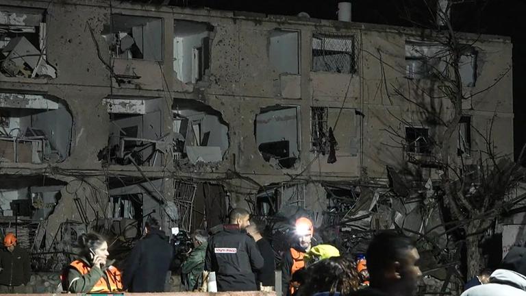 Ein Bild aus einem Video zeigt Schäden an einem Gebäude in der Stadt Dimona in Israel. Dort ist eine iranische Rakete eingeschlagen.