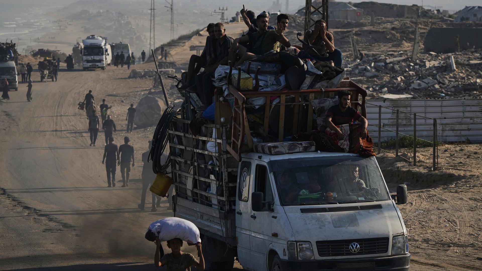 Vertriebene Palästinenser fliehen zu Fuß und mit Fahrzeugen aus Gaza und tragen ihre Habseligkeiten entlang der Küstenstraße in Richtung des südlichen Gazastreifens. Vertriebene Palästinenser fliehen zu Fuß und mit Fahrzeugen aus Gaza und tragen ihre Habseligkeiten entlang der Küstenstraße in Richtung des südlichen Gazastreifens.