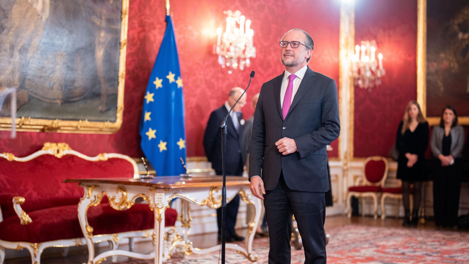 Österreichs Interimskanzler Schallenberg steht vor einer EU-Flagge.