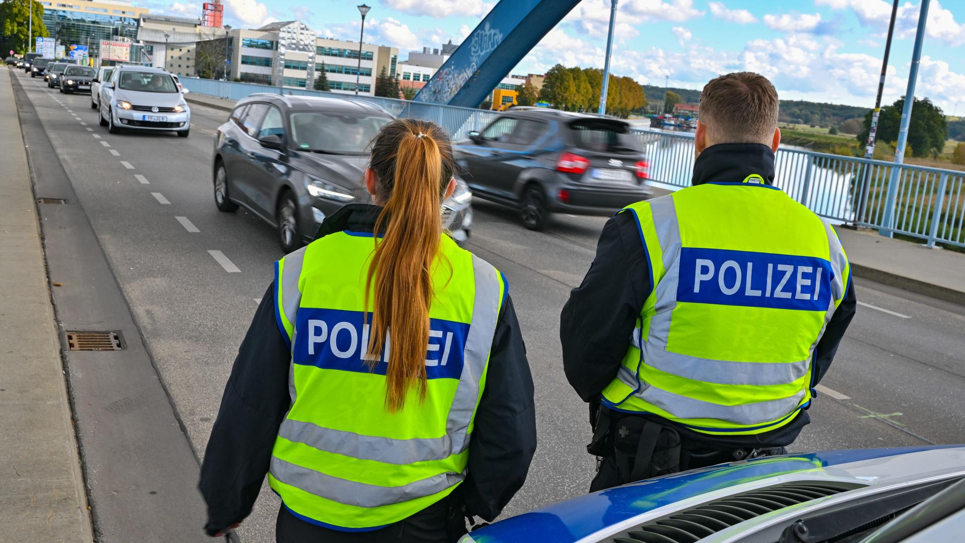 Brandenburg, Frankfurt (Oder): Die Bundespolizei kontrolliert den Einreiseverkehr am deutsch-polnischen Grenzübergang Stadtbrücke zwischen Frankfurt (Oder) und Slubice. 