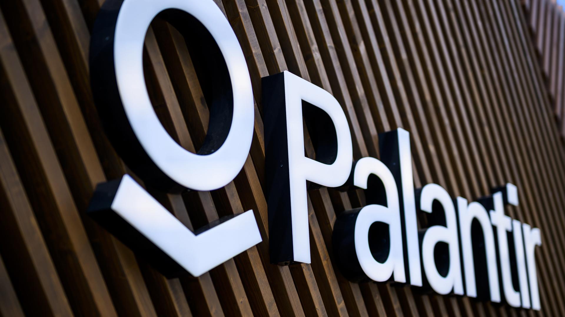 Logo von Palantir Technologies, einem börsennotierten amerikanischen Softwareunternehmen, das sich auf Big-Data-Analysen spezialisiert hat. Logo von Palantir Technologies, einem börsennotierten amerikanischen Softwareunternehmen, das sich auf Big-Data-Analysen spezialisiert hat.
