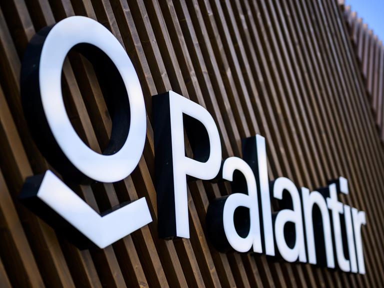 Logo von Palantir Technologies, einem börsennotierten amerikanischen Softwareunternehmen, das sich auf Big-Data-Analysen spezialisiert hat.