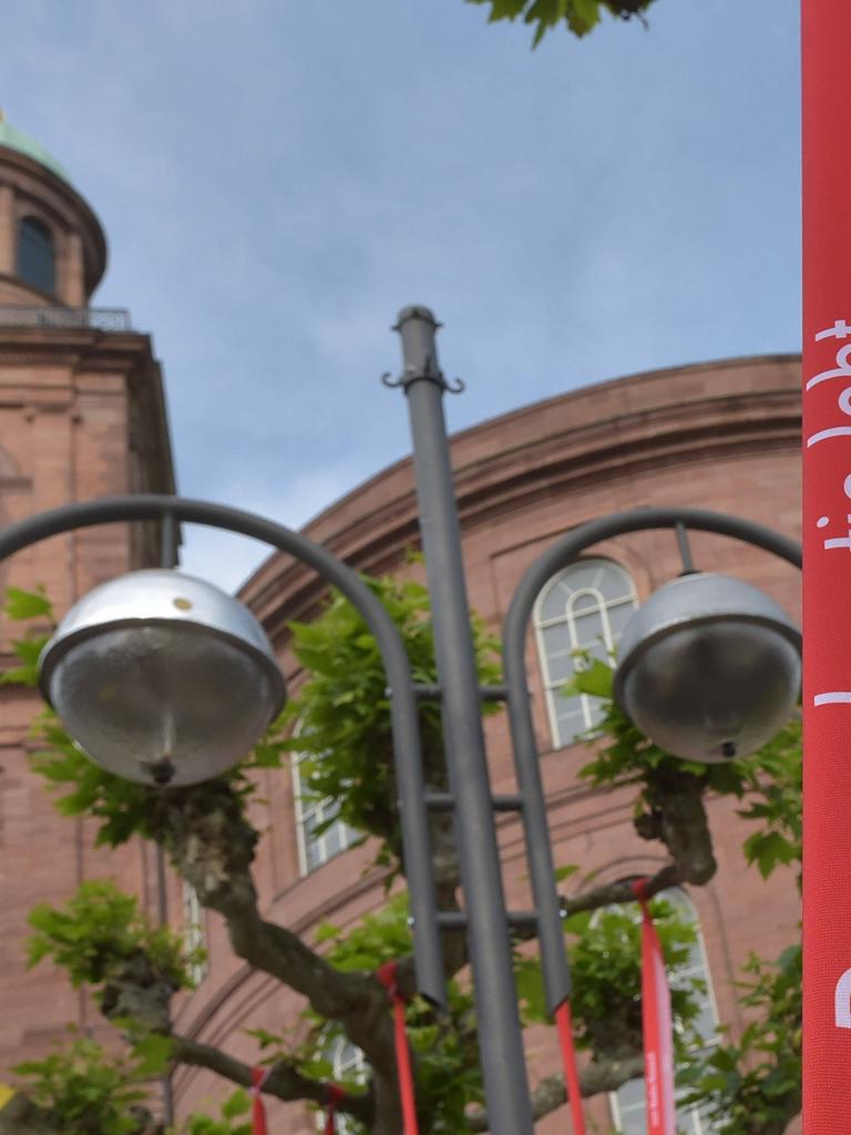 Vor der Frankfurter Paulskirche weht zum Paulskirchenfest 2023, das den 175. Jahrestag der Zusammenkunft der Nationalversammlung in der Paulskirche 1848 feiert, eine Fahne mit der Aufschrift "Demo-kra-tie lebt".