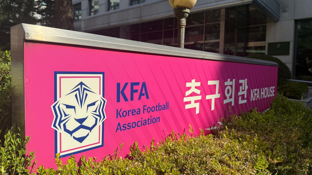 Ein Schild steht vor den Räumlichkeiten der Korea Football Association (KFA) in Seoul.