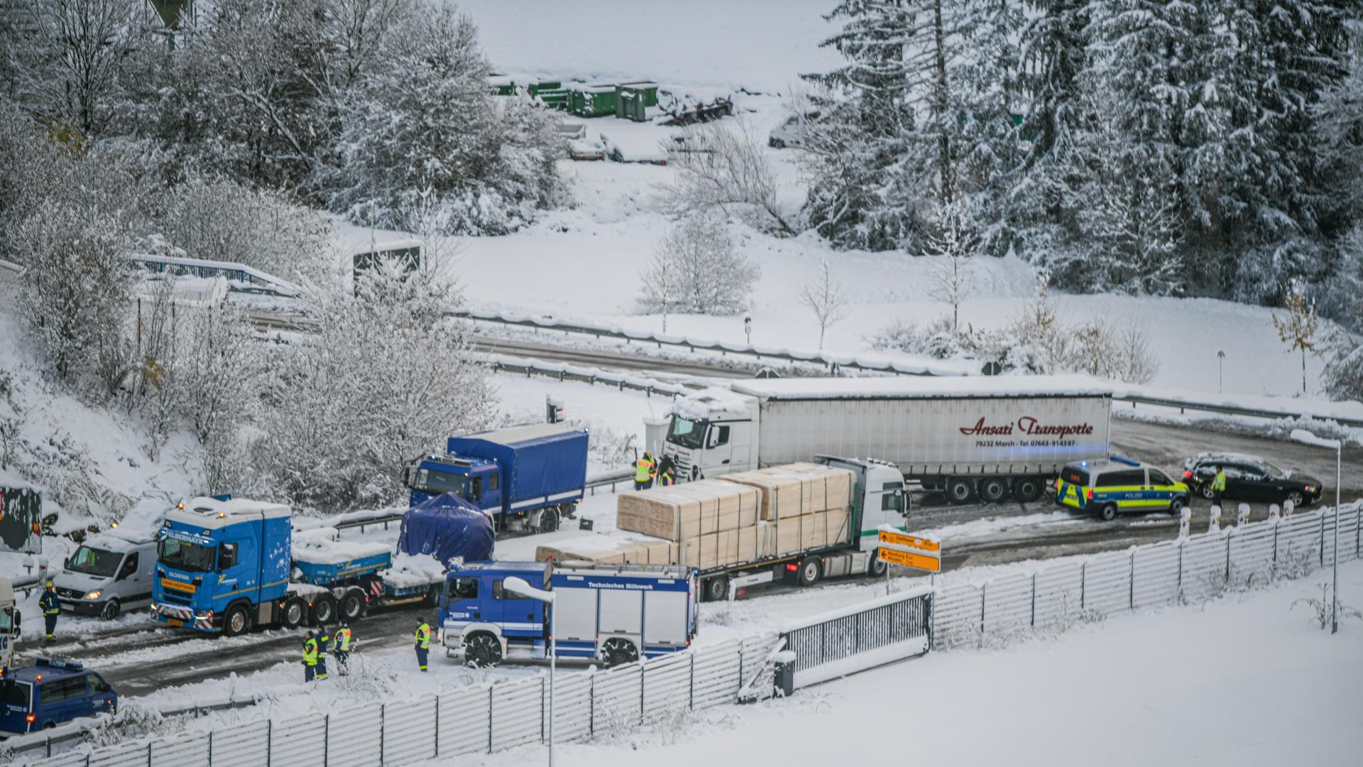 Lörrach: Einsatzkräfte des Technischen Hilfwerkes regeln den Verkehr auf der A98.