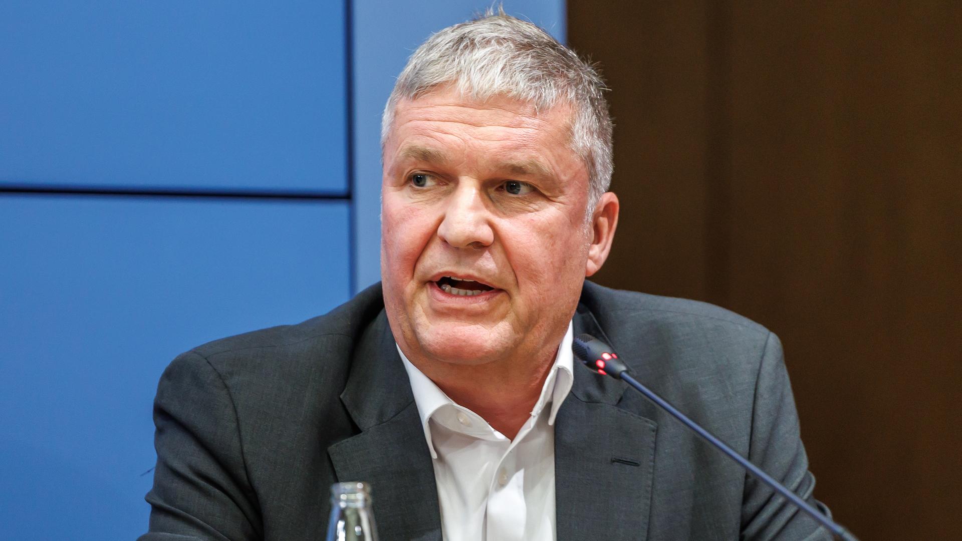 Alexander Schirp, Hauptgeschäftsführer der Unternehmensverbände Berlin-Brandenburg (UVB), nimmt an einer Pressekonferenz teil. Alexander Schirp, Hauptgeschäftsführer der Unternehmensverbände Berlin-Brandenburg (UVB), nimmt an einer Pressekonferenz teil.