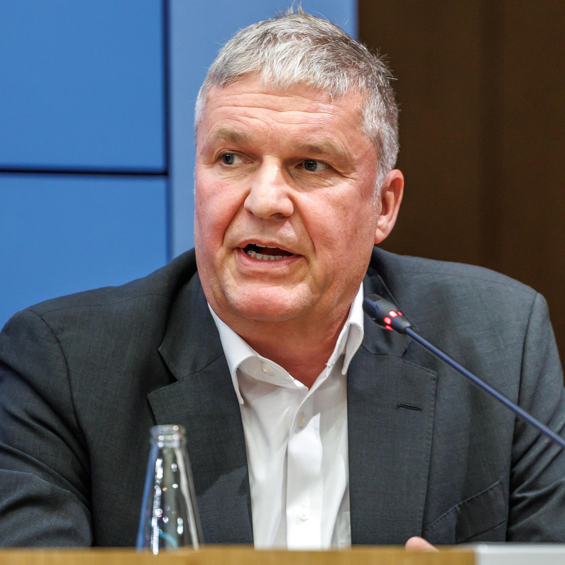Alexander Schirp, Hauptgeschäftsführer der Unternehmensverbände Berlin-Brandenburg (UVB), nimmt an einer Pressekonferenz teil. 