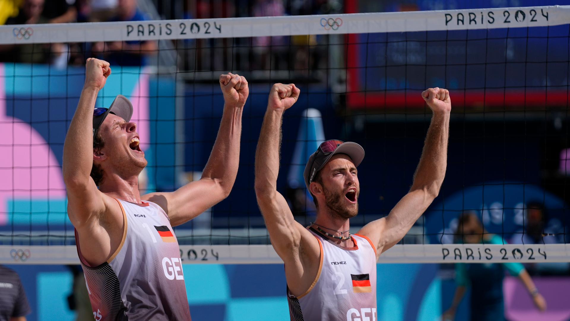 Das Foto zeigt die deutschen Beachvolleyballer Nils Ehler und Clemens Wickler.