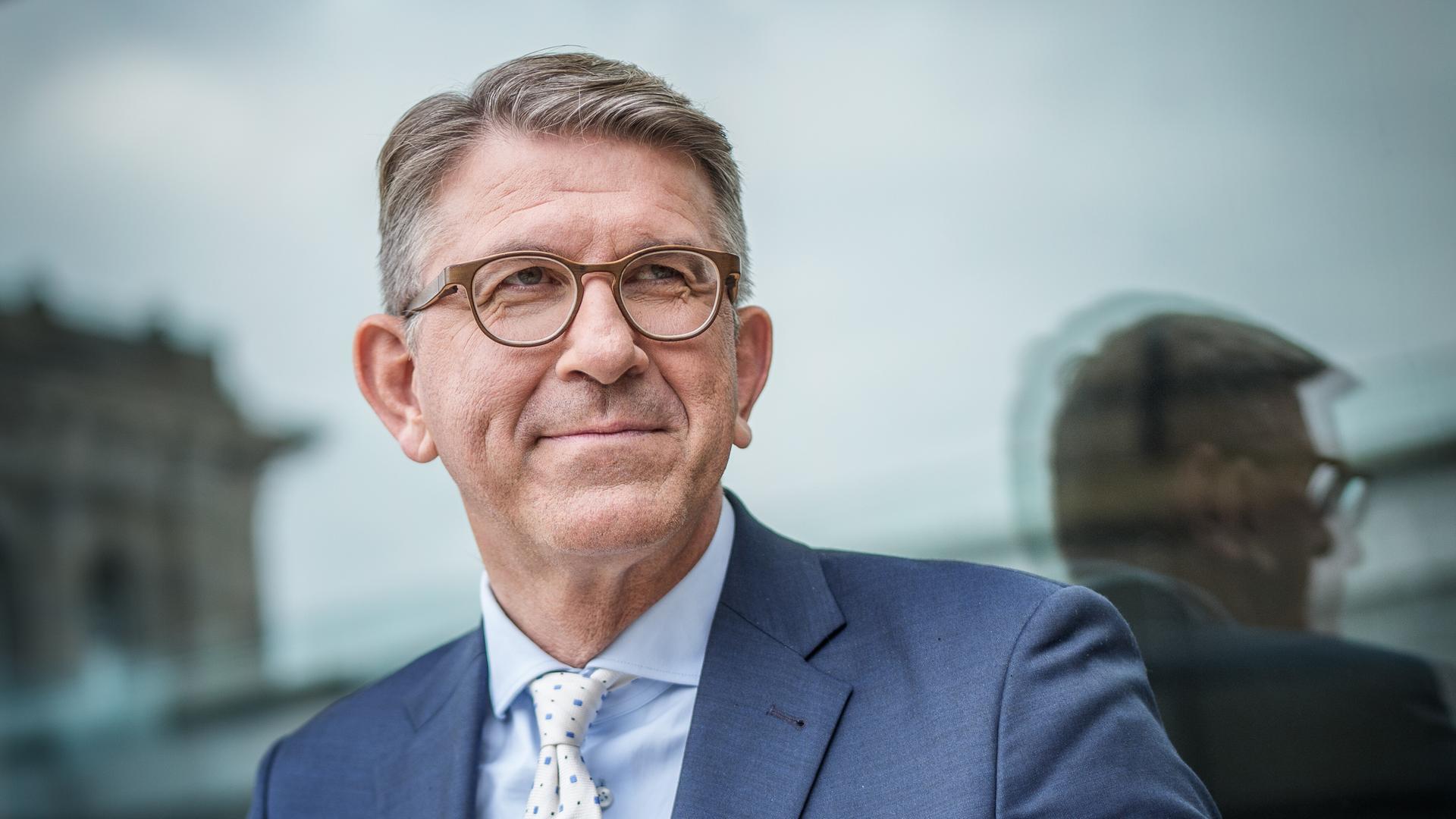 Wolfram Weimer trägt ein weißes Hemd, blaues Sakko und schaut freundlich zur Seite. Wolfram Weimer trägt ein weißes Hemd, blaues Sakko und schaut freundlich zur Seite.