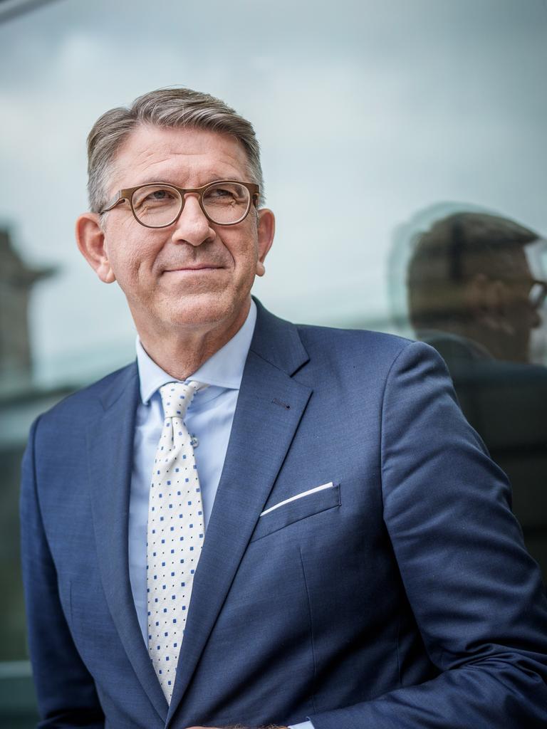 Wolfram Weimer trägt ein weißes Hemd, blaues Sakko und schaut freundlich zur Seite. 