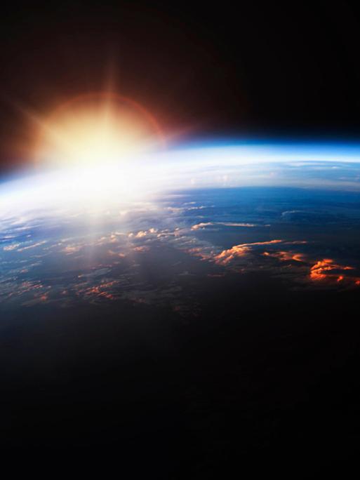 Sonnenaufgang über der Erde 