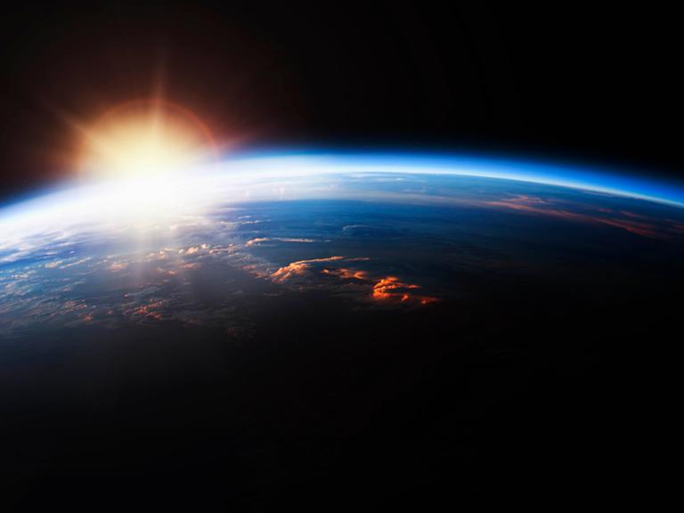 Sonnenaufgang über der Erde 