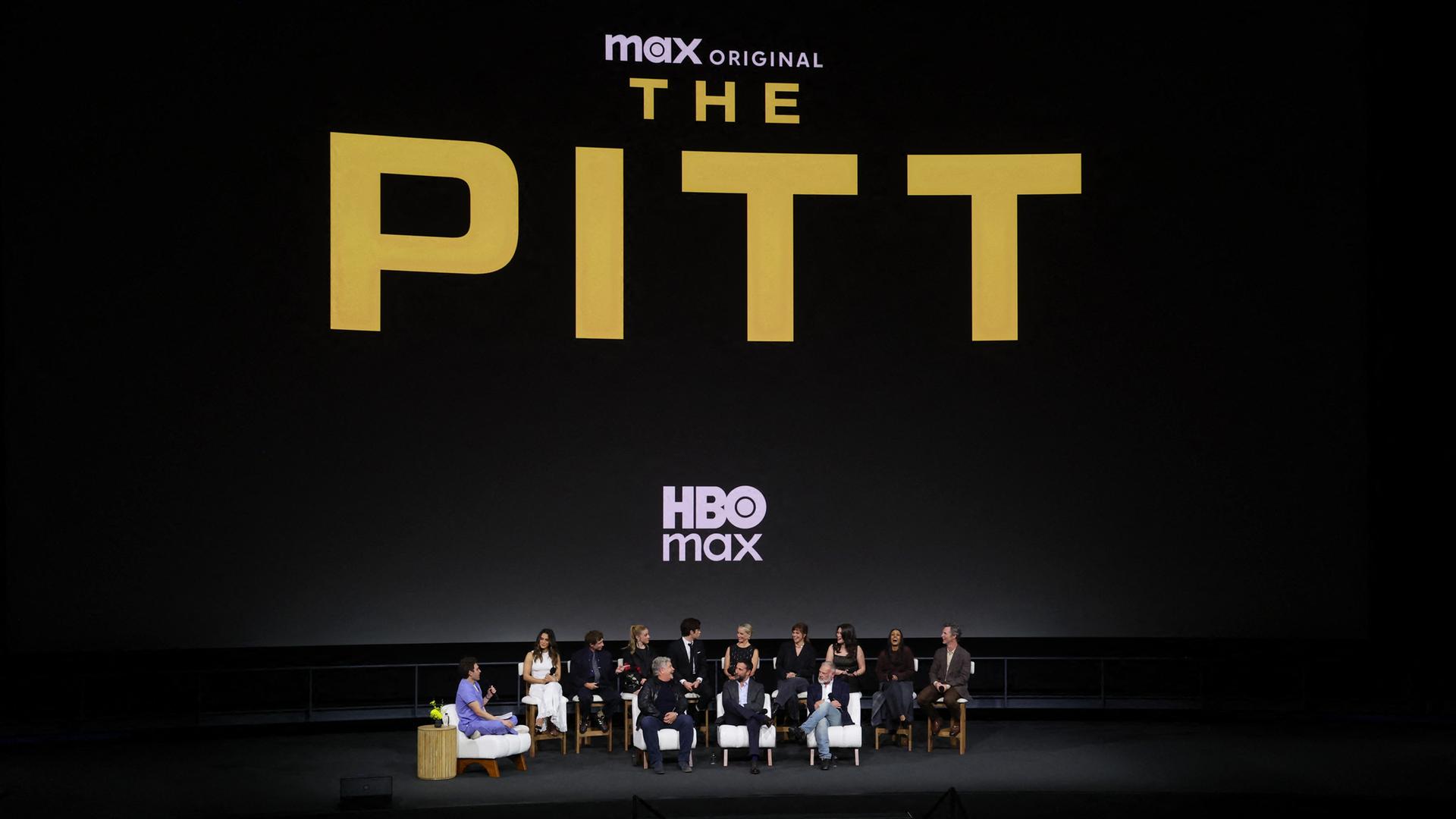 Jon Lovett, Sepideh Moafi, Gerran Howell, Taylor Dearden, Patrick Ball, Katherine LaNasa, Fiona Dourif, Isa Briones, Shabana Azeez, Shawn Hatosy, John Wells, Noah Wyle und R. Scott Gemmill nehmen am 9. Juni 2026 im David-Geffen-Theater im Academy Museum in Los Angeles, Kalifornien, an der Emmy-FYC-Veranstaltung zur zweiten Staffel von HBOs „The Pitt“ teil.
Jon Lovett, Sepideh Moafi, Gerran Howell, Taylor Dearden, Patrick Ball, Katherine LaNasa, Fiona Dourif, Isa Briones, Shabana Azeez, Shawn Hatosy, John Wells, Noah Wyle und R. Scott Gemmill nehmen am 9. Juni 2026 im David-Geffen-Theater im Academy Museum in Los Angeles, Kalifornien, an der Emmy-FYC-Veranstaltung zur zweiten Staffel von HBOs „The Pitt“ teil.