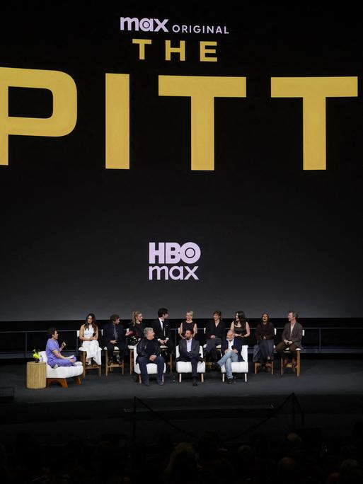 Jon Lovett, Sepideh Moafi, Gerran Howell, Taylor Dearden, Patrick Ball, Katherine LaNasa, Fiona Dourif, Isa Briones, Shabana Azeez, Shawn Hatosy, John Wells, Noah Wyle und R. Scott Gemmill nehmen am 9. Juni 2026 im David-Geffen-Theater im Academy Museum in Los Angeles, Kalifornien, an der Emmy-FYC-Veranstaltung zur zweiten Staffel von HBOs „The Pitt“ teil.
      