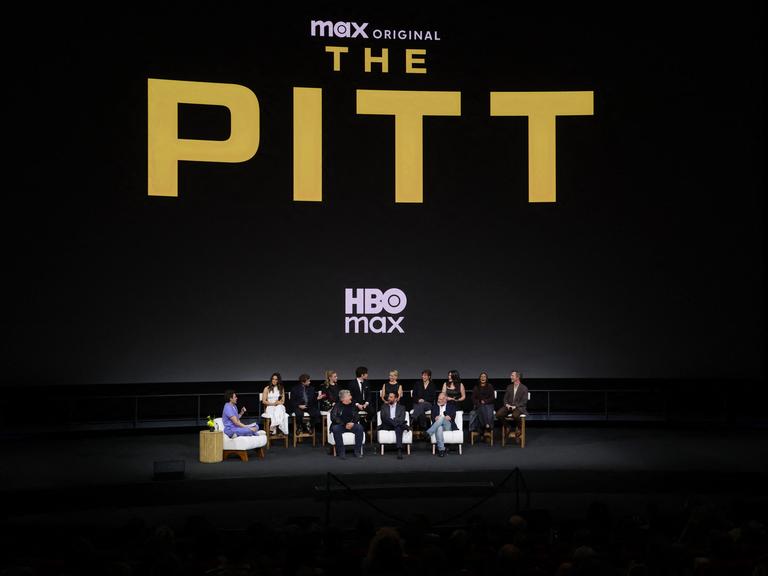 Jon Lovett, Sepideh Moafi, Gerran Howell, Taylor Dearden, Patrick Ball, Katherine LaNasa, Fiona Dourif, Isa Briones, Shabana Azeez, Shawn Hatosy, John Wells, Noah Wyle und R. Scott Gemmill nehmen am 9. Juni 2026 im David-Geffen-Theater im Academy Museum in Los Angeles, Kalifornien, an der Emmy-FYC-Veranstaltung zur zweiten Staffel von HBOs „The Pitt“ teil.
      