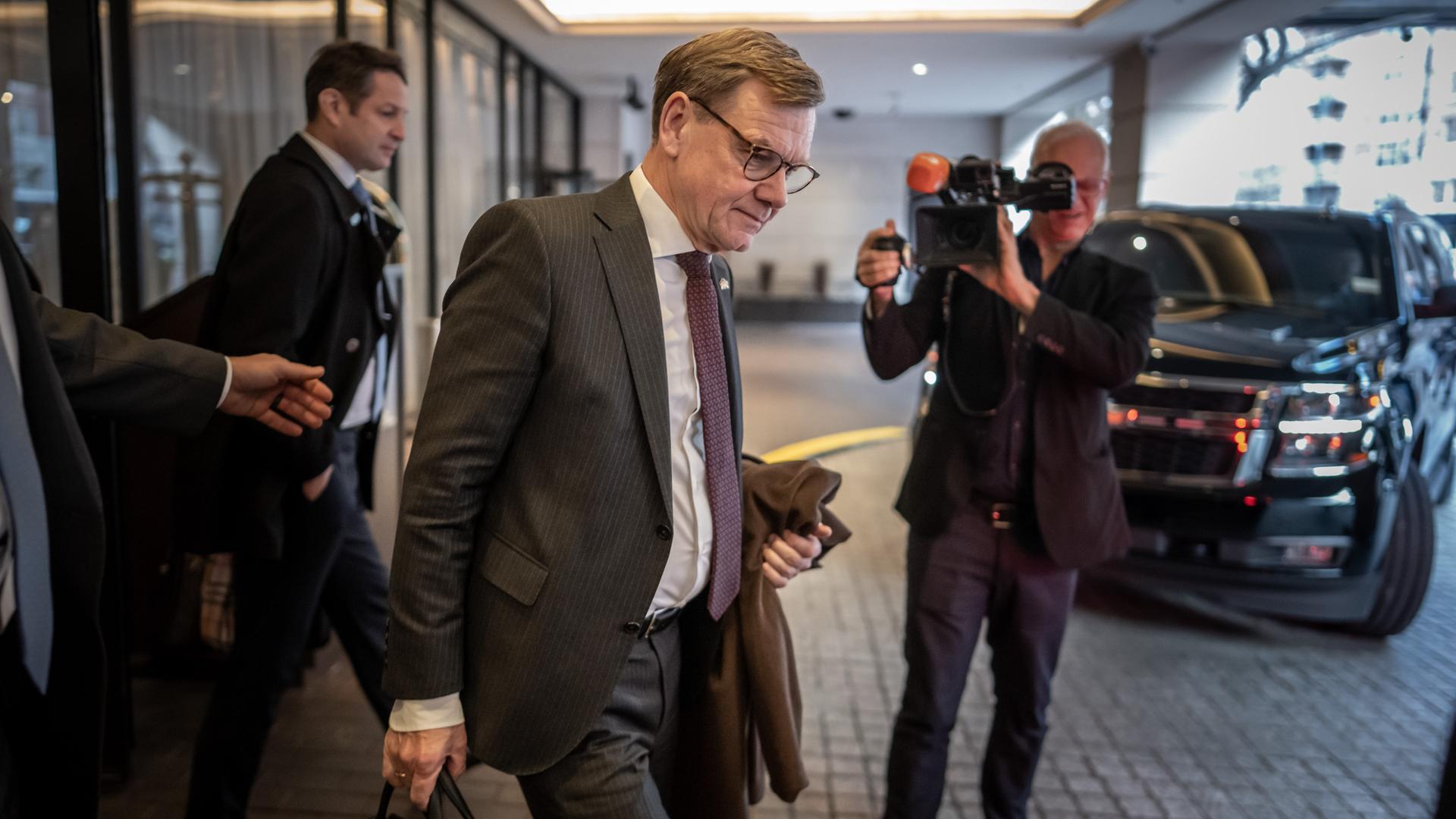 Washington: Johann Wadephul (CDU), Außenminister, steigt in Begleitung von Bodyguards an seinem Hotel in die Limousine, um zur Botschaft zu fahren.