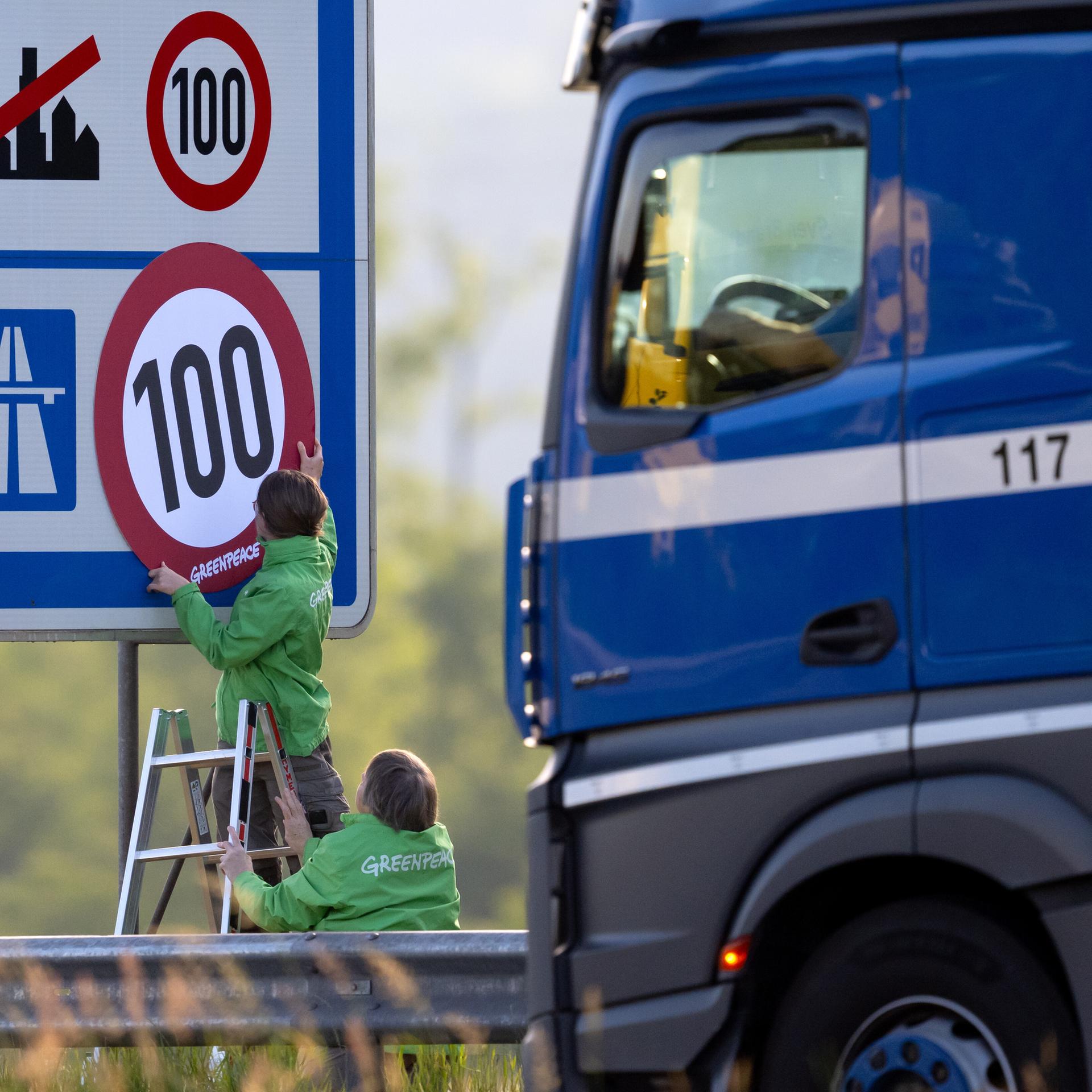 Tempolimit - Greenpeace-Aktivisten überkleben Tempo-130-Schi